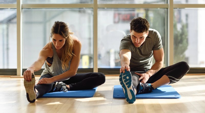 Hombre y mujer saludables realizando actividad física.